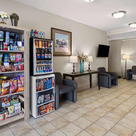Travelodge By Wyndham Fort Mcmurray Buitenkant foto