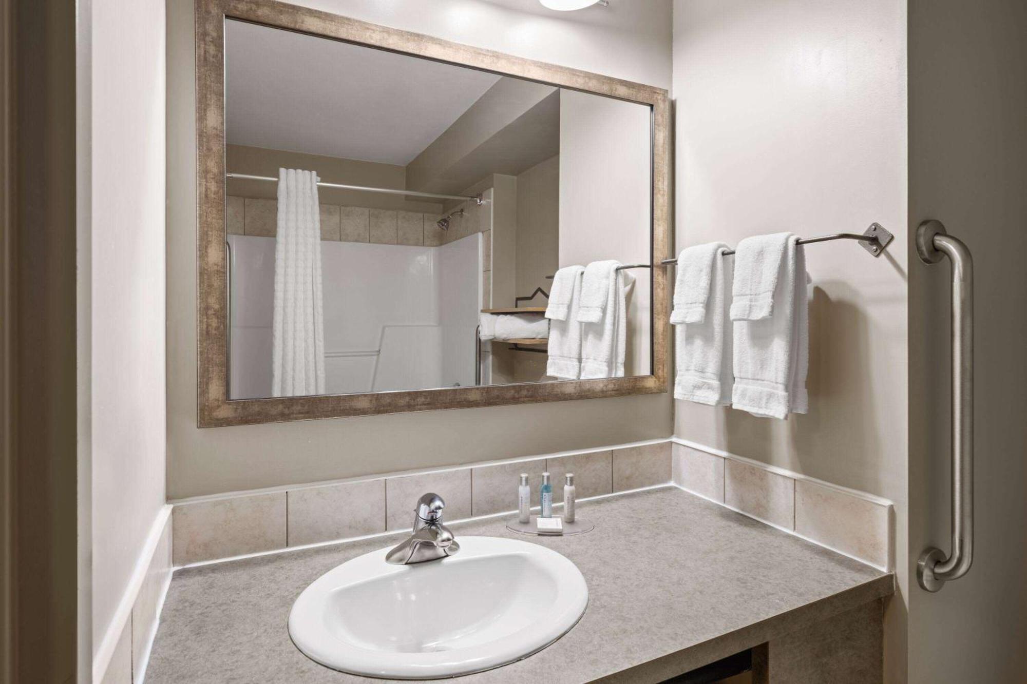 Travelodge By Wyndham Fort Mcmurray Buitenkant foto