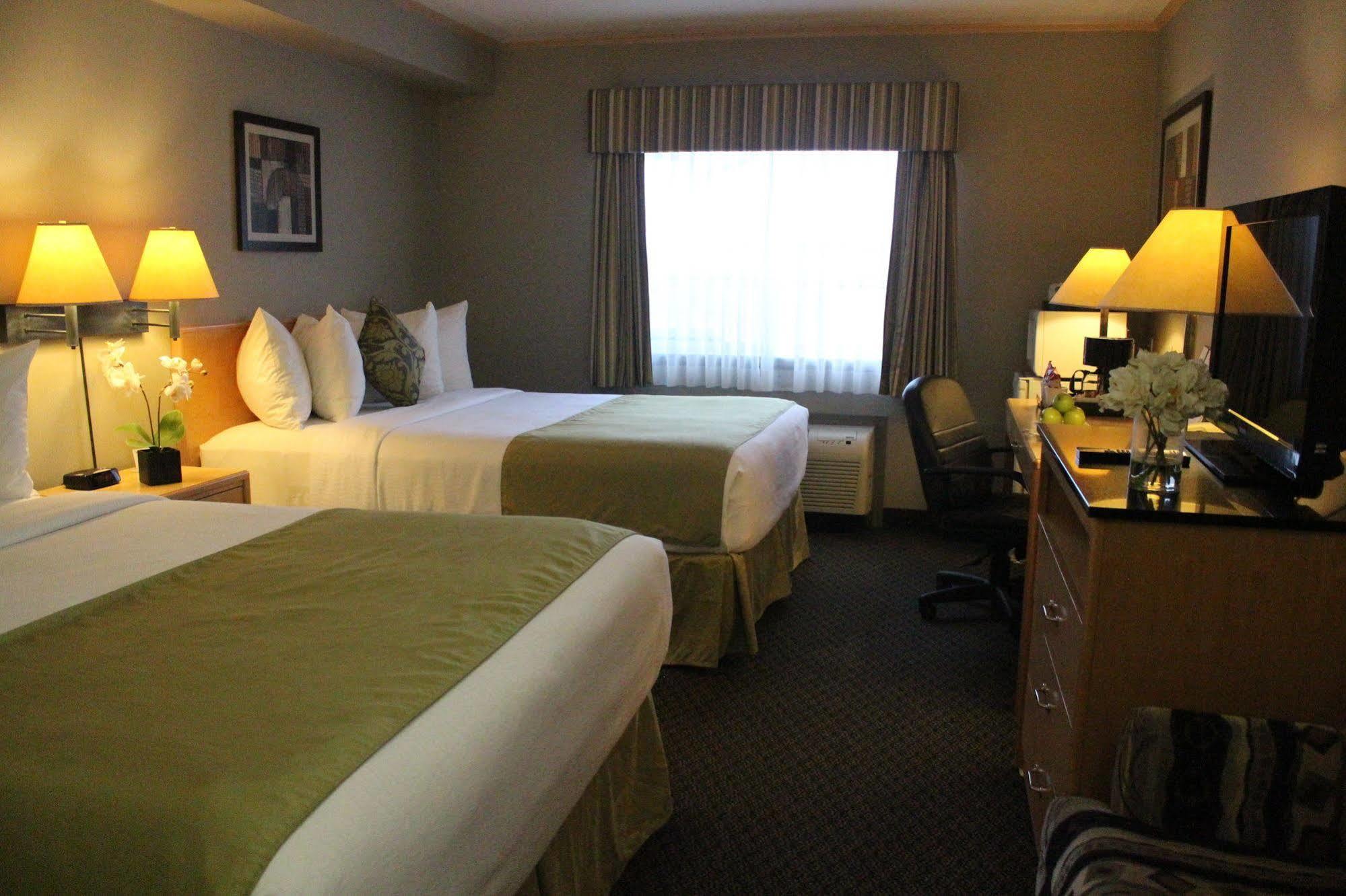 Travelodge By Wyndham Fort Mcmurray Buitenkant foto